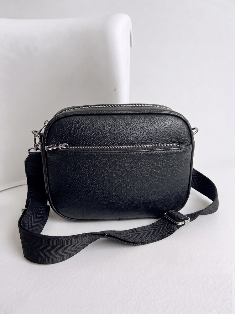 Praktická čierna crossbody kabelka s dvoma priehradkami