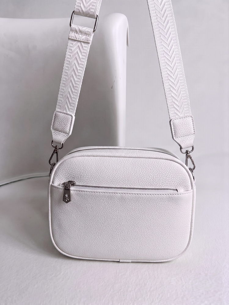 Praktická biela crossbody kabelka s dvoma priehradkami