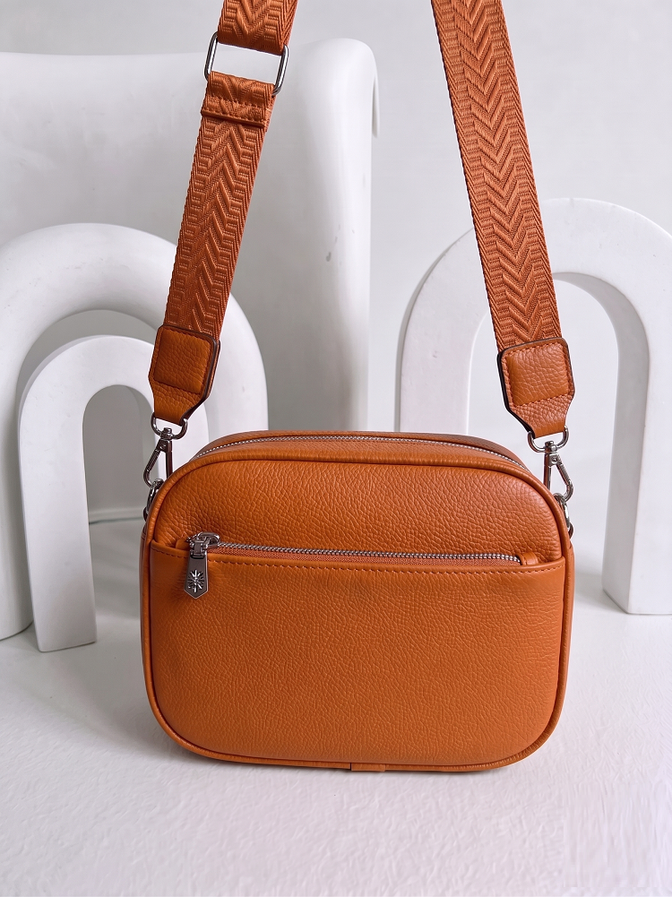 Praktická hnedá crossbody kabelka s dvoma priehradkami