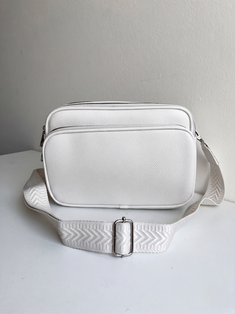 Praktická biela crossbody kabelka s dvoma priehradkami