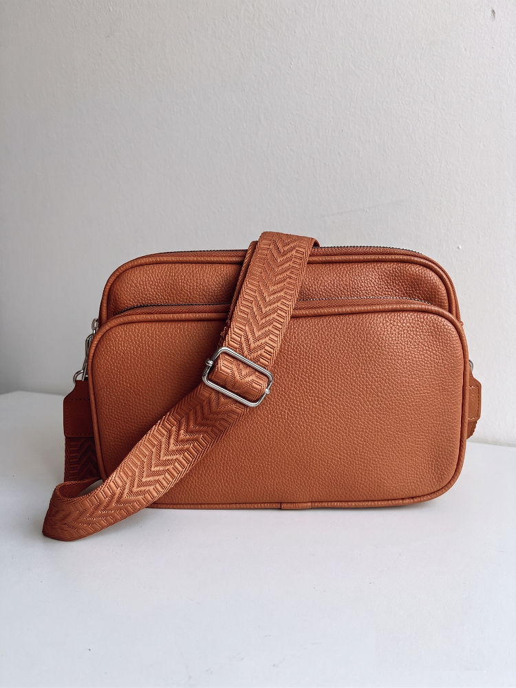 Praktická hnedá crossbody kabelka s dvoma priehradkami