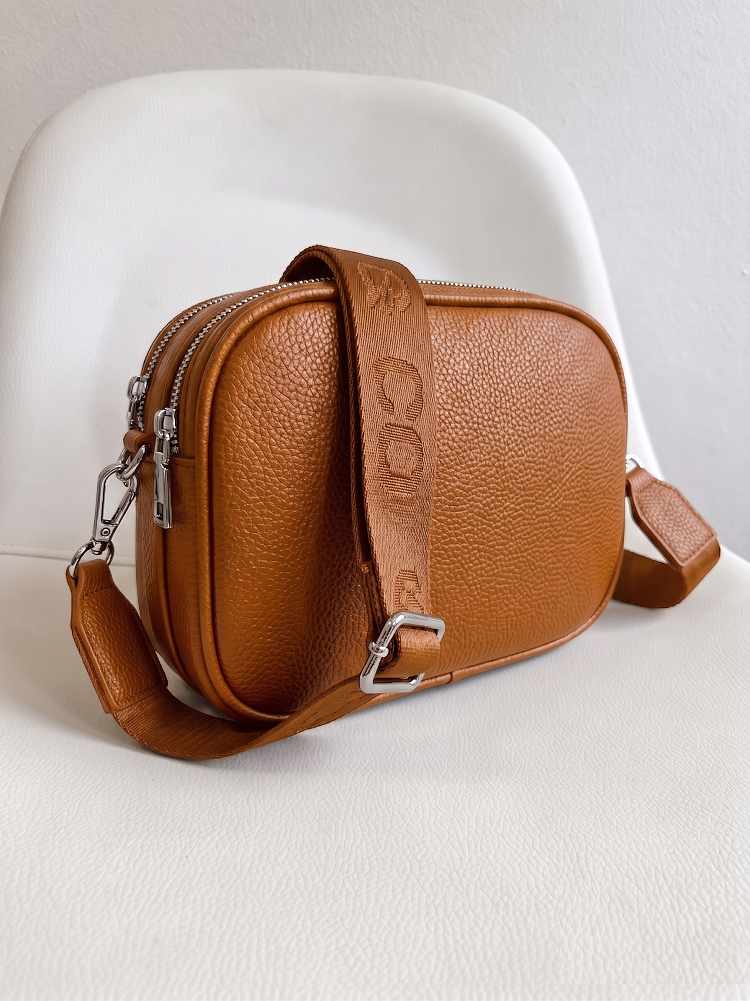 Hnedá crossbody kabelka s 3 priehradkami - malá a praktická