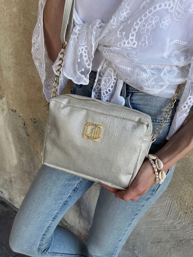 Trblietavá crossbody Laura Biaggi s dvoma zipsmi
