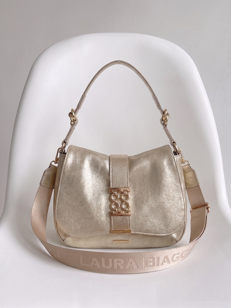 Zlatá kabelka na rameno Laura Biaggi - elegantná aj pre nižšie ženy