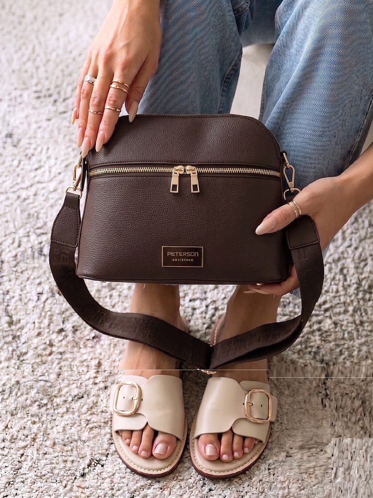 Čokoládová crossbody kabelka – elegantná. priestranná a dokonale organizovaná