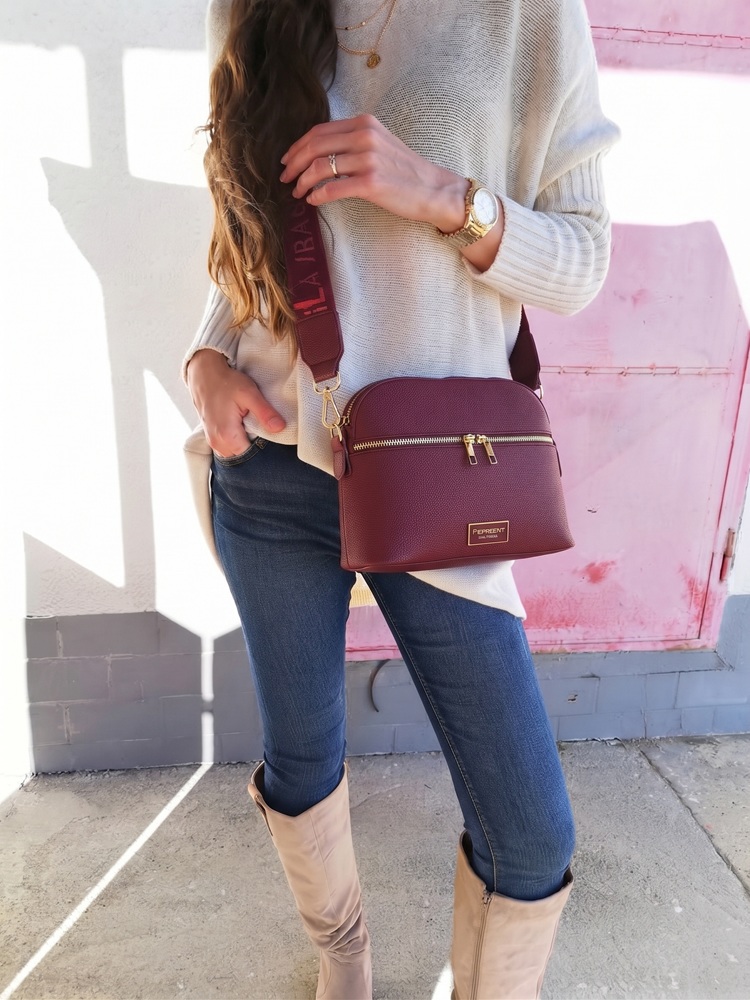 Bordová crossbody kabelka – elegantná. priestranná a dokonale organizovaná