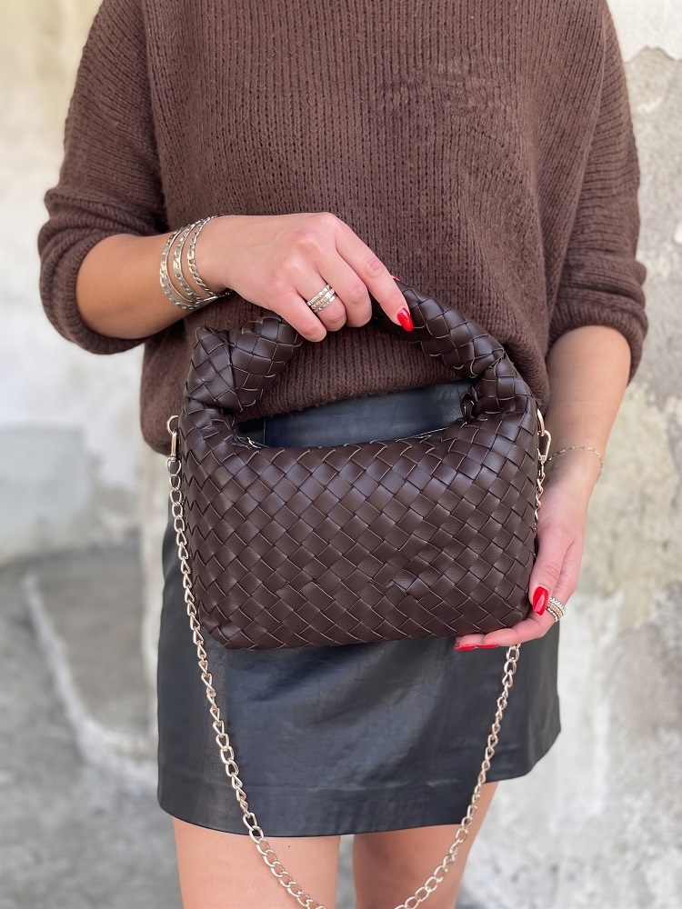 Tmavohnedá kabelka do ruky - malá a štýlová crossbody