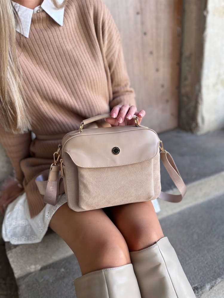 Béžová semišová crossbody kabelka s dvoma priehradkamik