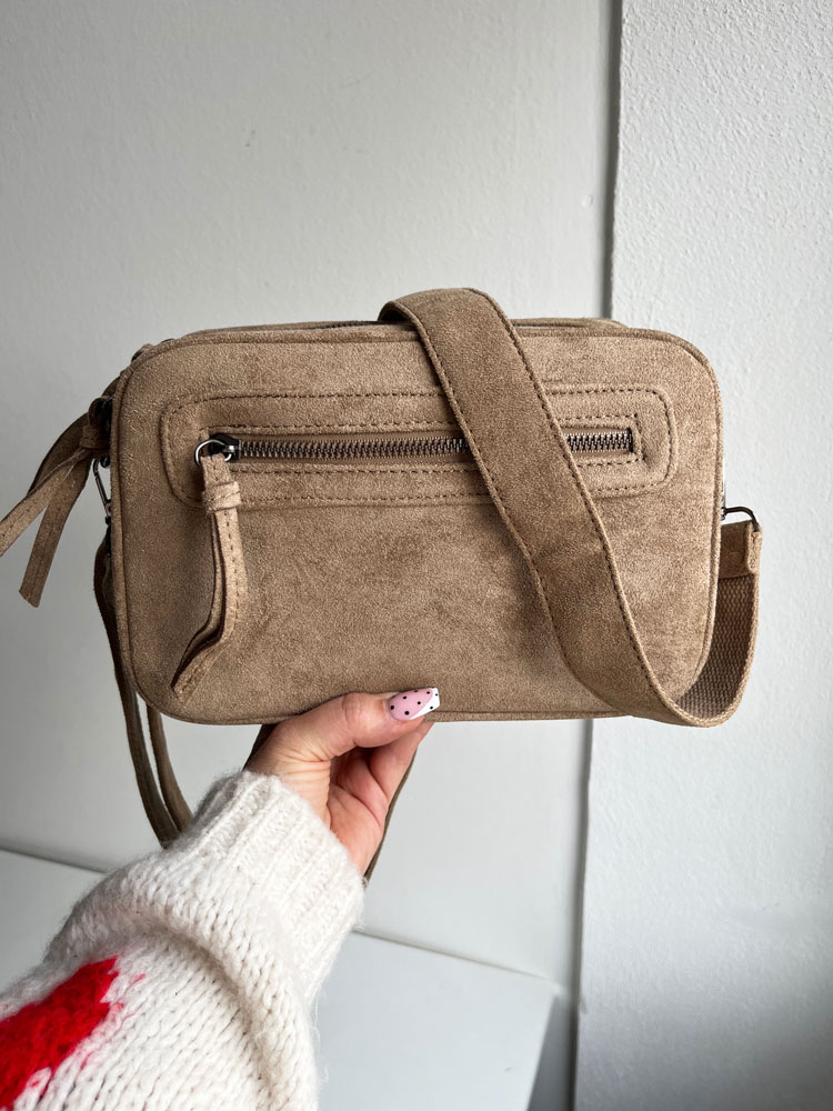 Hnedá semišová crossbody kabelka s dvoma priehradkami