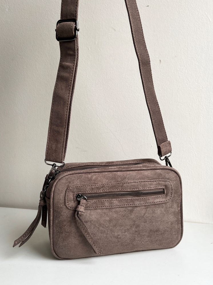 Hnedosivá semišová crossbody kabelka s dvoma priehradkami