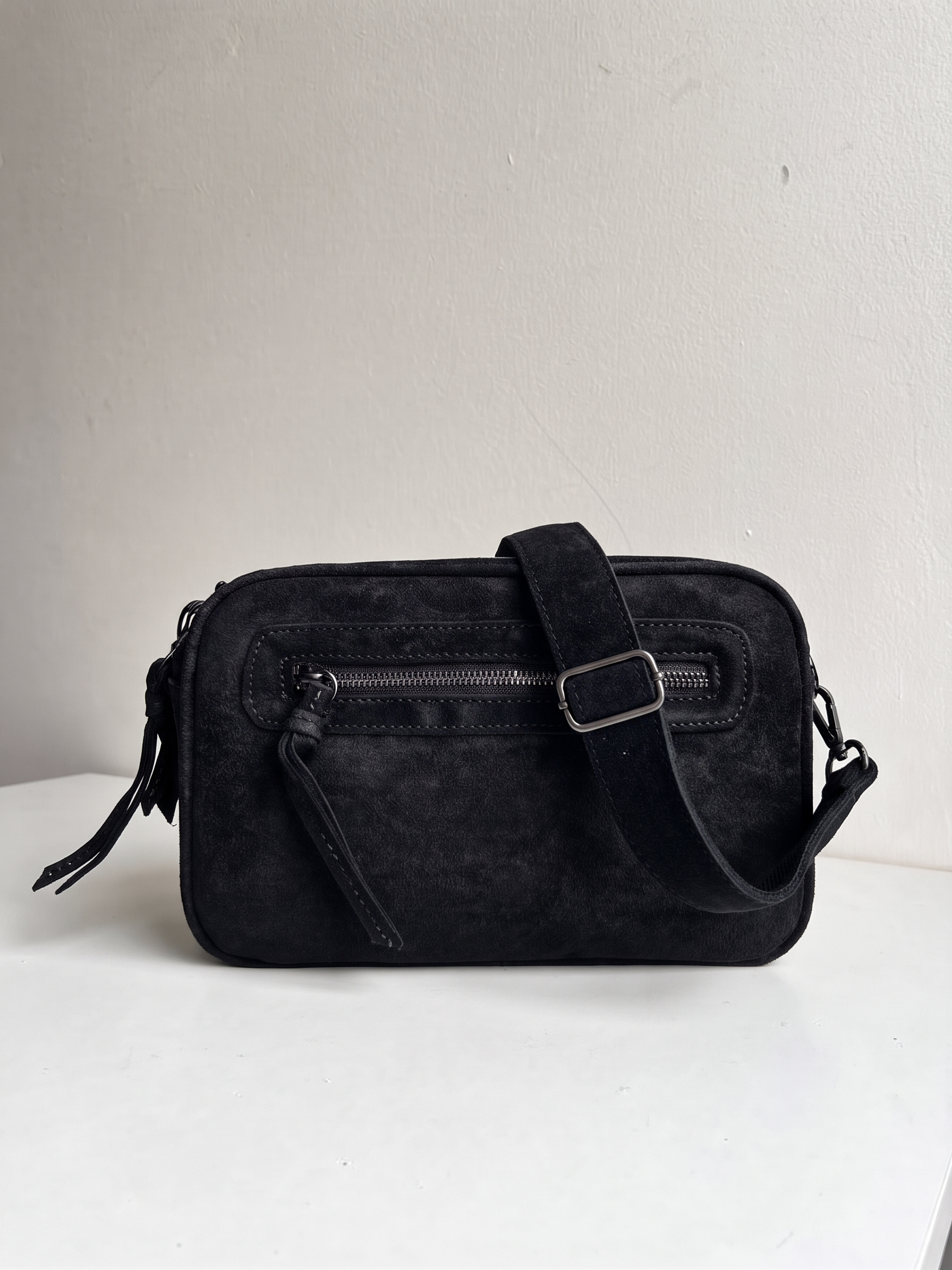 Čierna semišová crossbody kabelka s dvoma priehradkami