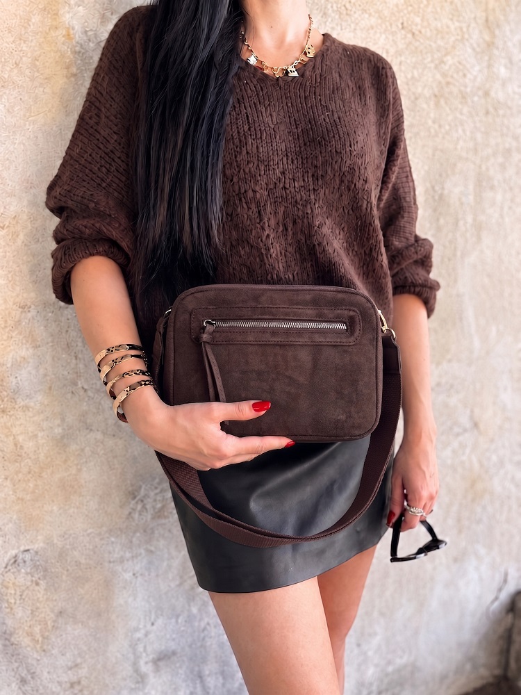 Čokoládová semišová crossbody kabelka s dvoma priehradkami