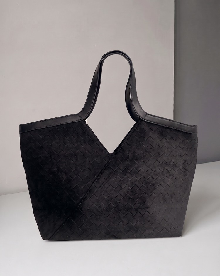 Čierna semišová kabelka do ruky - vypletaná a elegantná