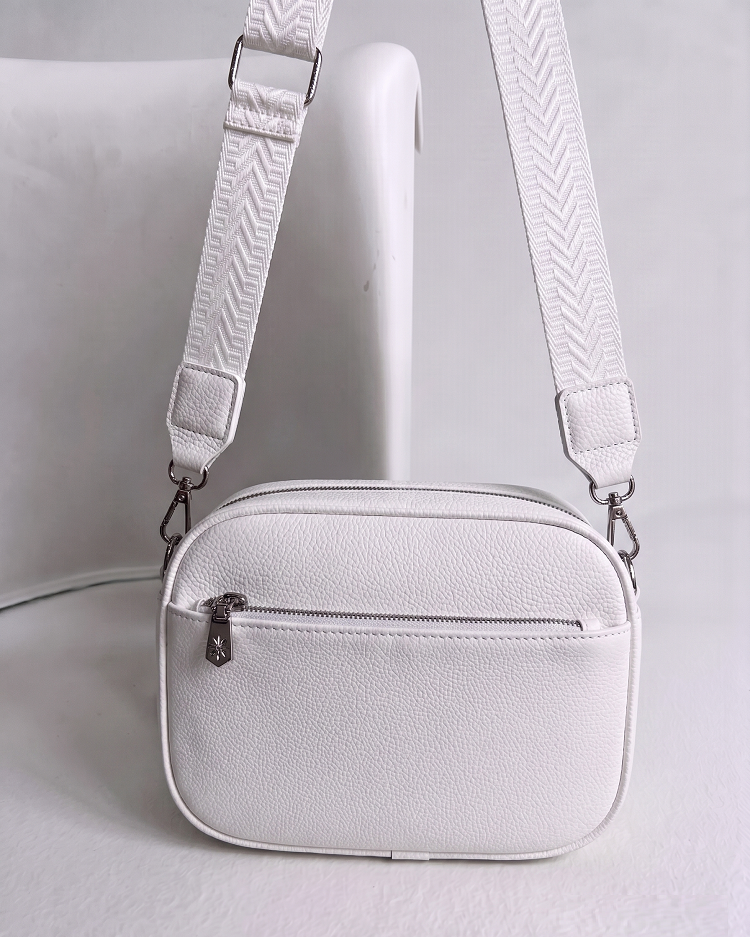 Praktická biela crossbody kabelka s dvoma priehradkami