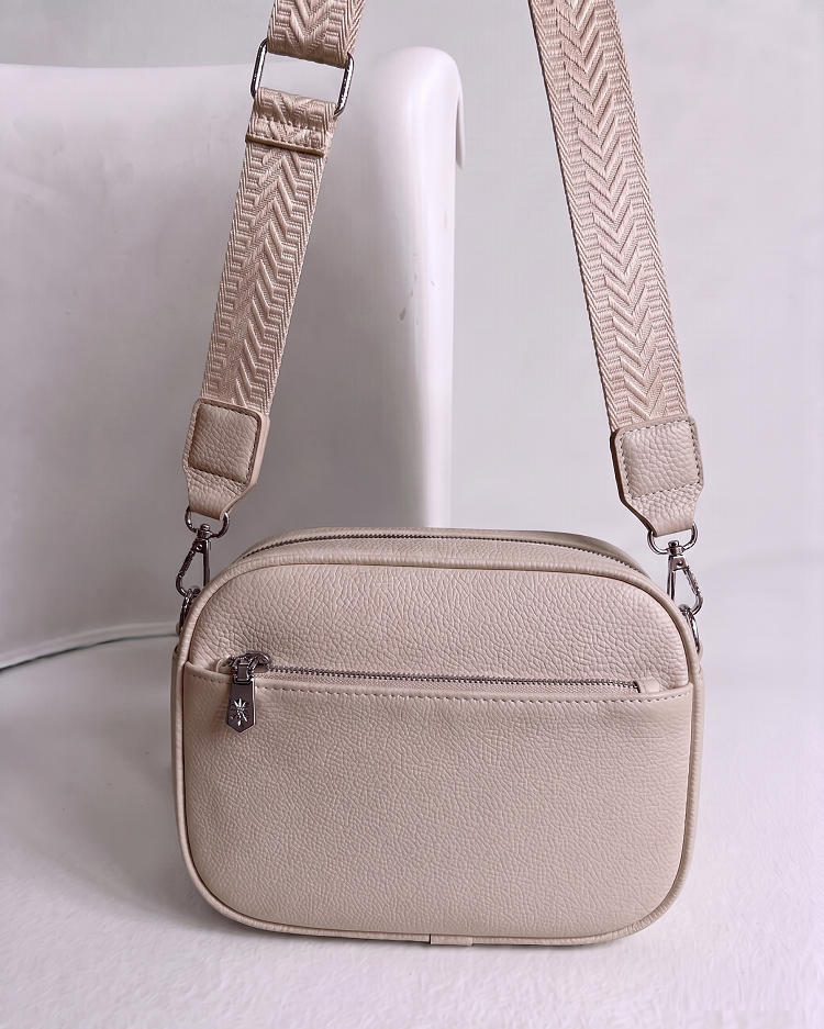 Praktická hnedá crossbody kabelka s dvoma priehradkami