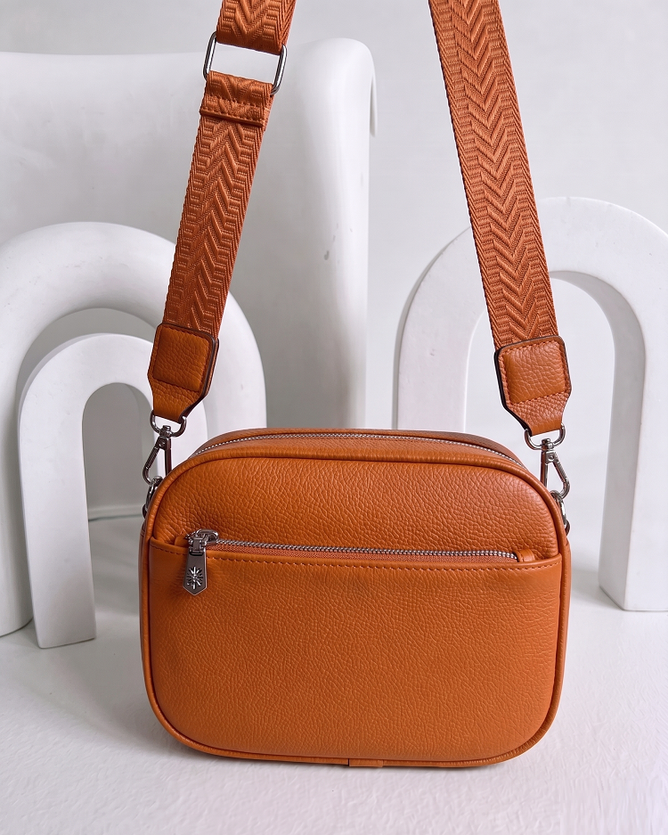 Praktická hnedá crossbody kabelka s dvoma priehradkami