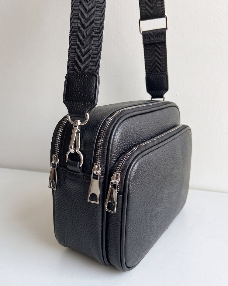 Praktická čierna crossbody kabelka s dvoma priehradkami