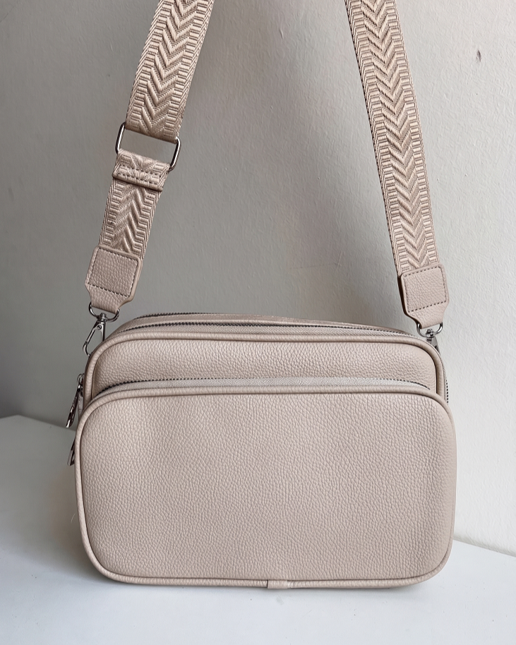 Praktická hnedá crossbody kabelka s dvoma priehradkami