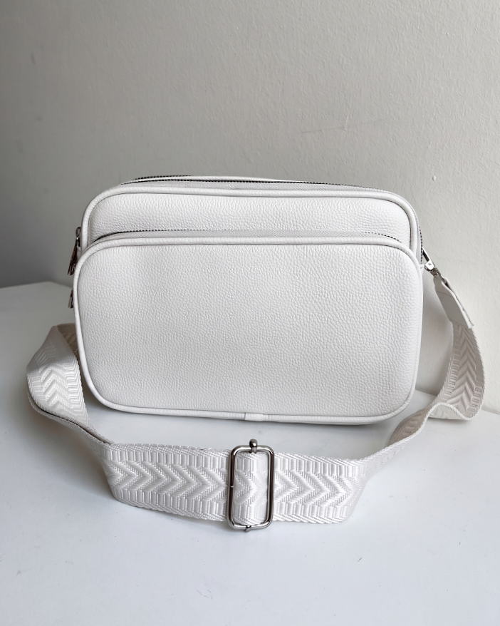 Praktická biela crossbody kabelka s dvoma priehradkami