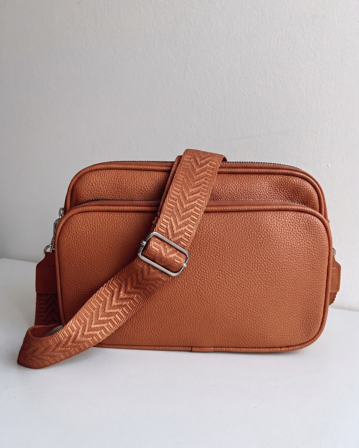 Praktická hnedá crossbody kabelka s dvoma priehradkami