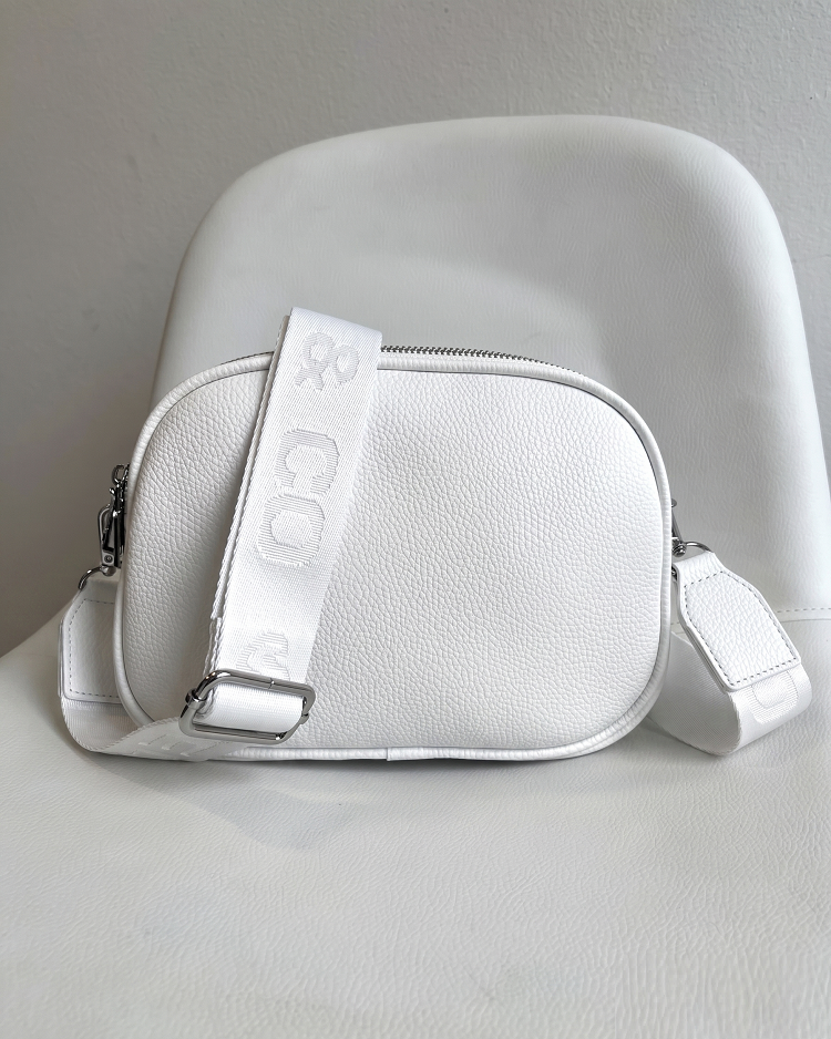Biela crossbody kabelka s 3 priehradkami - malá a praktická