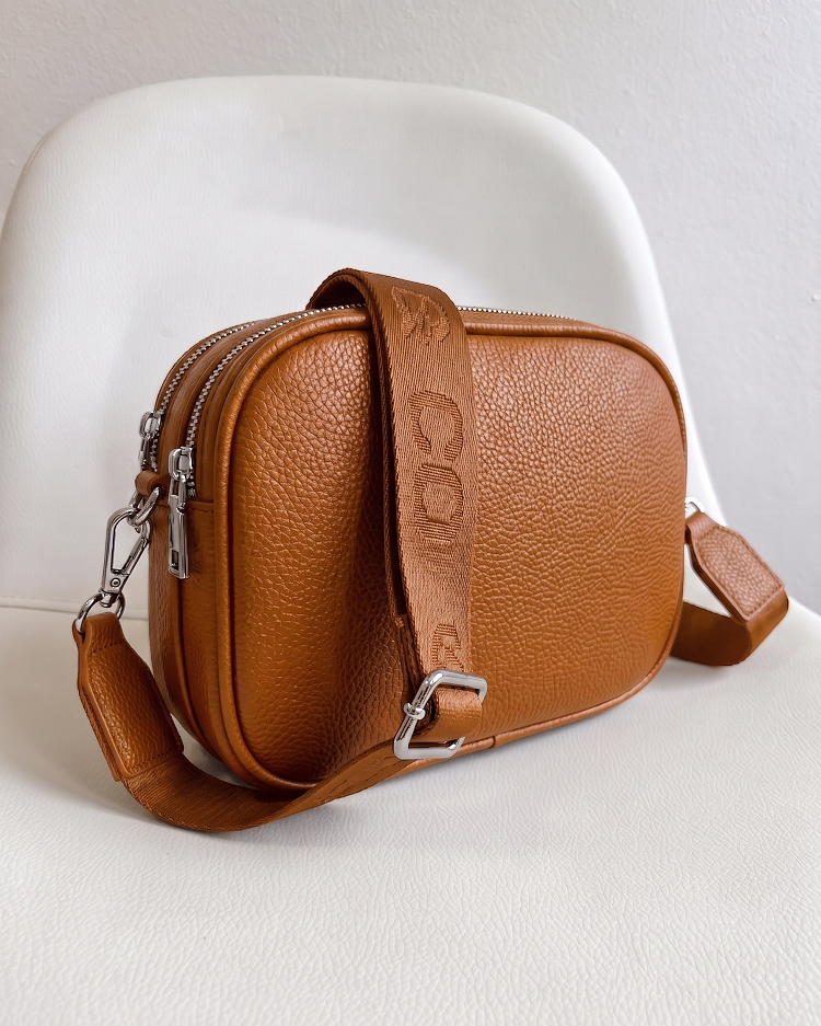 Hnedá crossbody kabelka s 3 priehradkami - malá a praktická