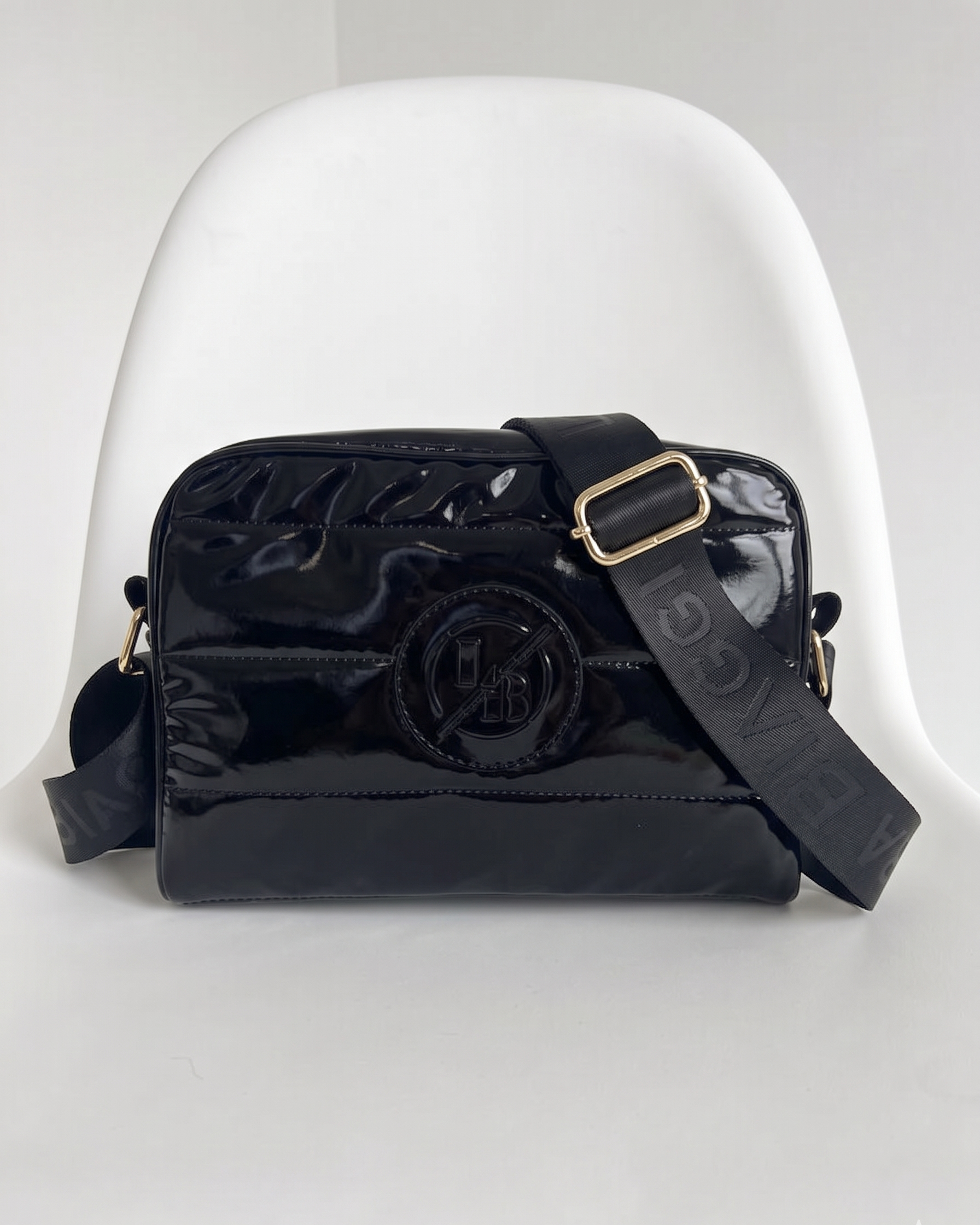 Čierna crossbody kabelka Laura Biaggi lesklá
