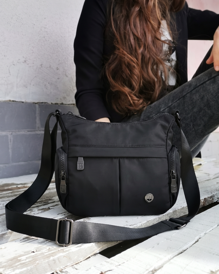 Mini nylonová crossbody – ľahká, praktická a štýlová na cestovanie