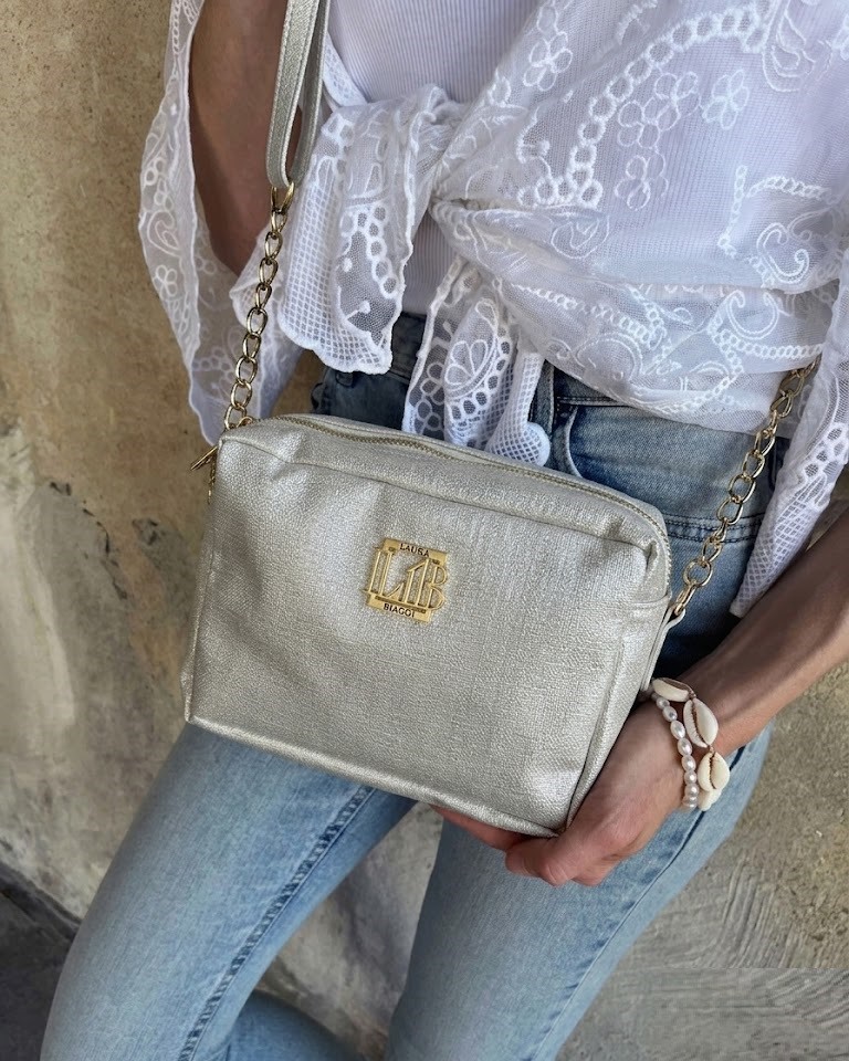 Trblietavá crossbody Laura Biaggi s dvoma zipsmi