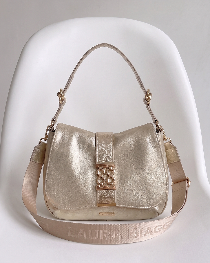 Zlatá kabelka na rameno Laura Biaggi - elegantná aj pre nižšie ženy