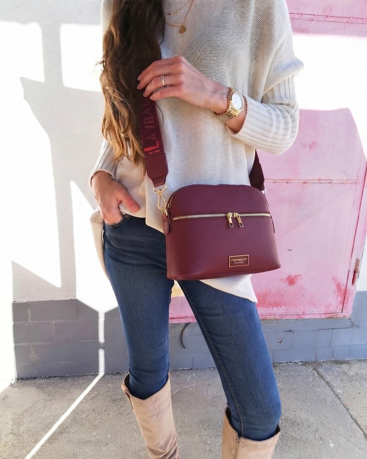 Bordová crossbody kabelka – elegantná. priestranná a dokonale organizovaná