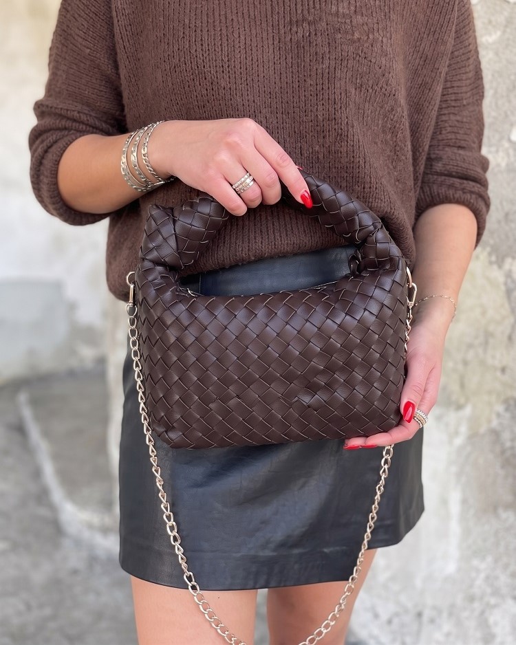 Tmavohnedá kabelka do ruky - malá a štýlová crossbody