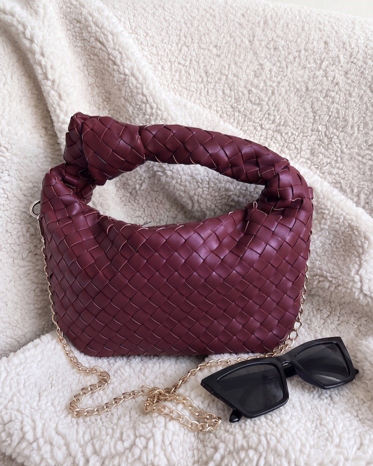 Bordová kabelka do ruky - malá a štýlová crossbody