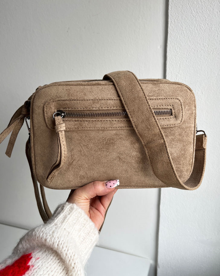 Hnedá semišová crossbody kabelka s dvoma priehradkami