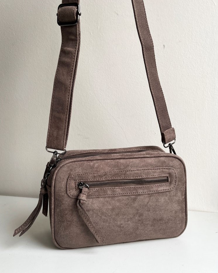 Hnedosivá semišová crossbody kabelka s dvoma priehradkami