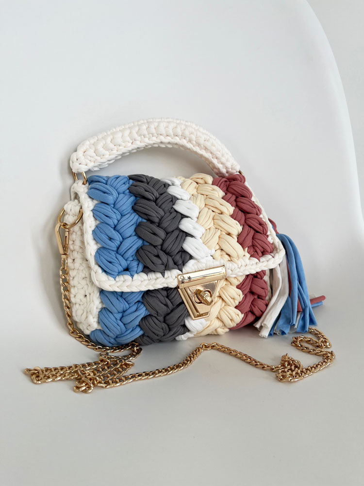 Dámska pletená mini kabelka modro-biela