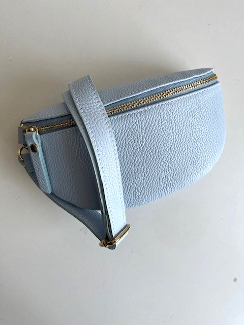 Dámska kožená basic ľadvinka svetlomodrá – minimalistická crossbody kabelka