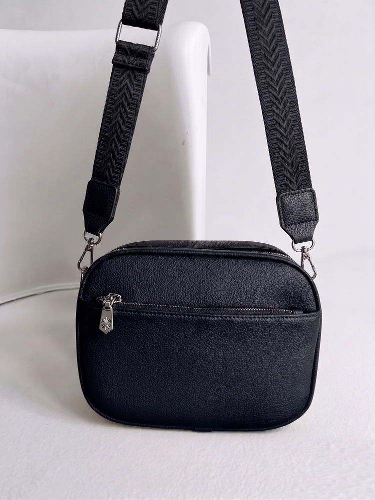 Praktická čierna crossbody kabelka s dvoma priehradkami
