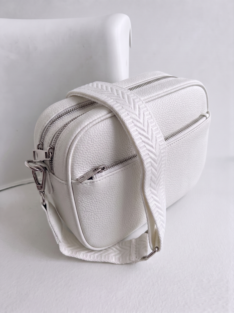 Praktická biela crossbody kabelka s dvoma priehradkami