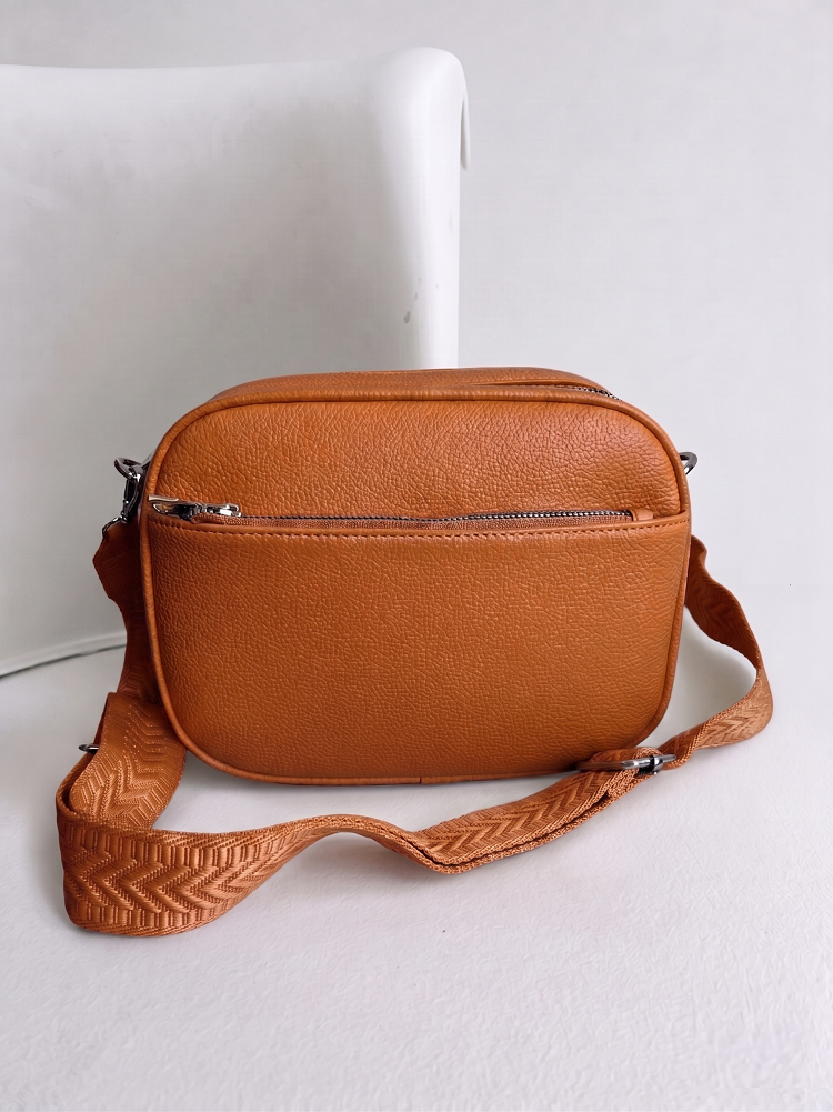 Praktická hnedá crossbody kabelka s dvoma priehradkami