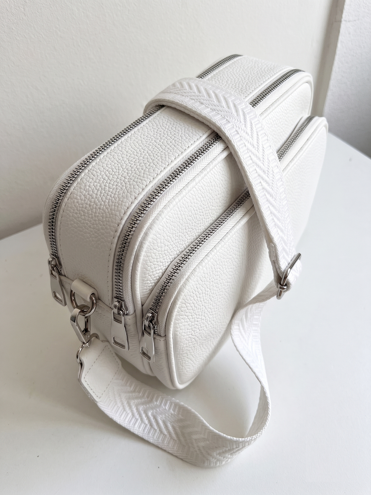 Praktická biela crossbody kabelka s dvoma priehradkami