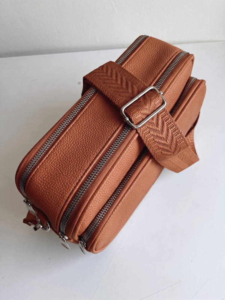 Praktická hnedá crossbody kabelka s dvoma priehradkami