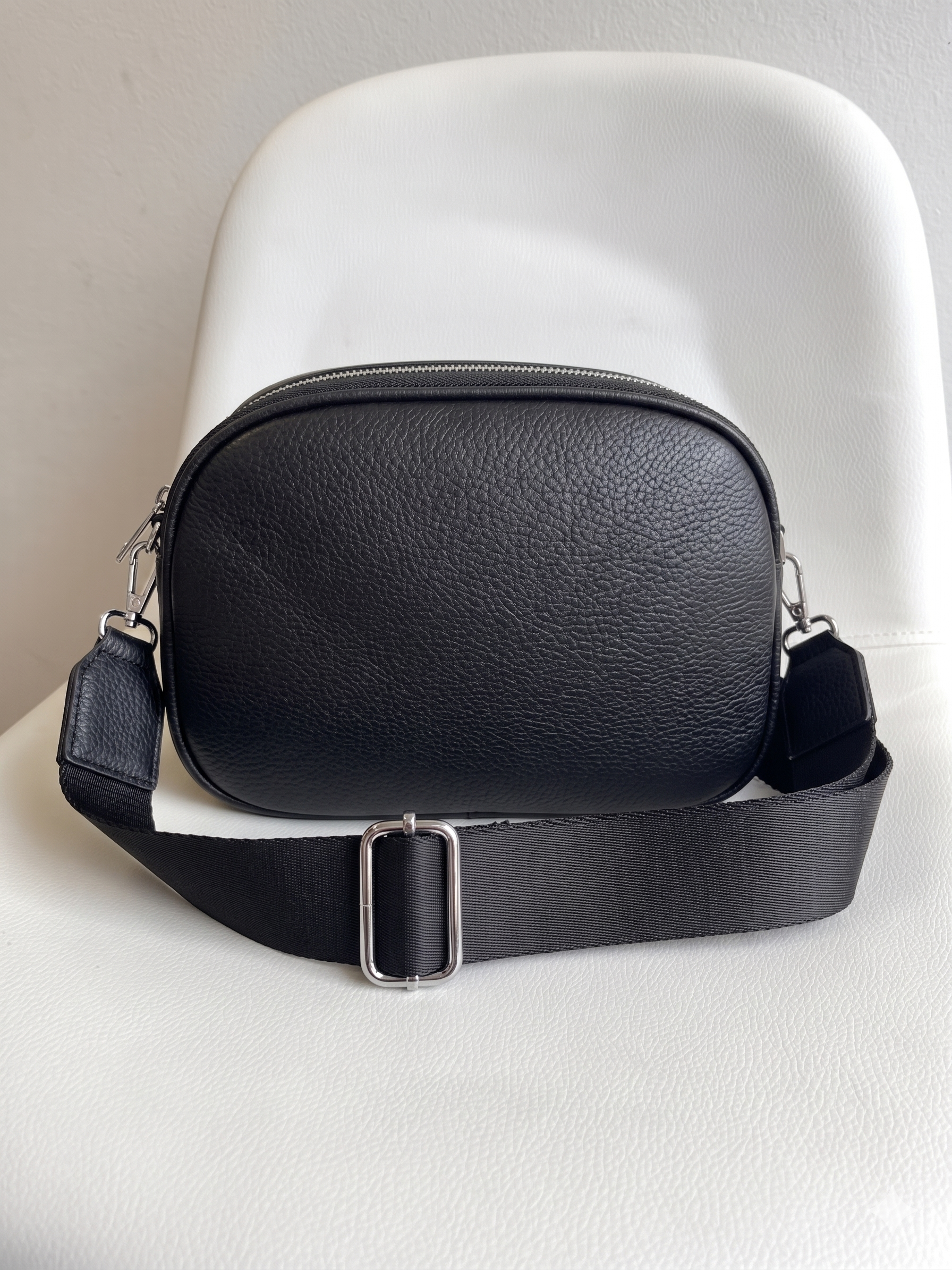 Čierna crossbody s troma priehradkami - malá a praktická