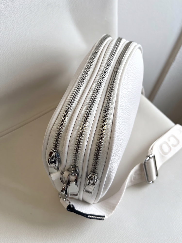Biela crossbody kabelka s 3 priehradkami - malá a praktická