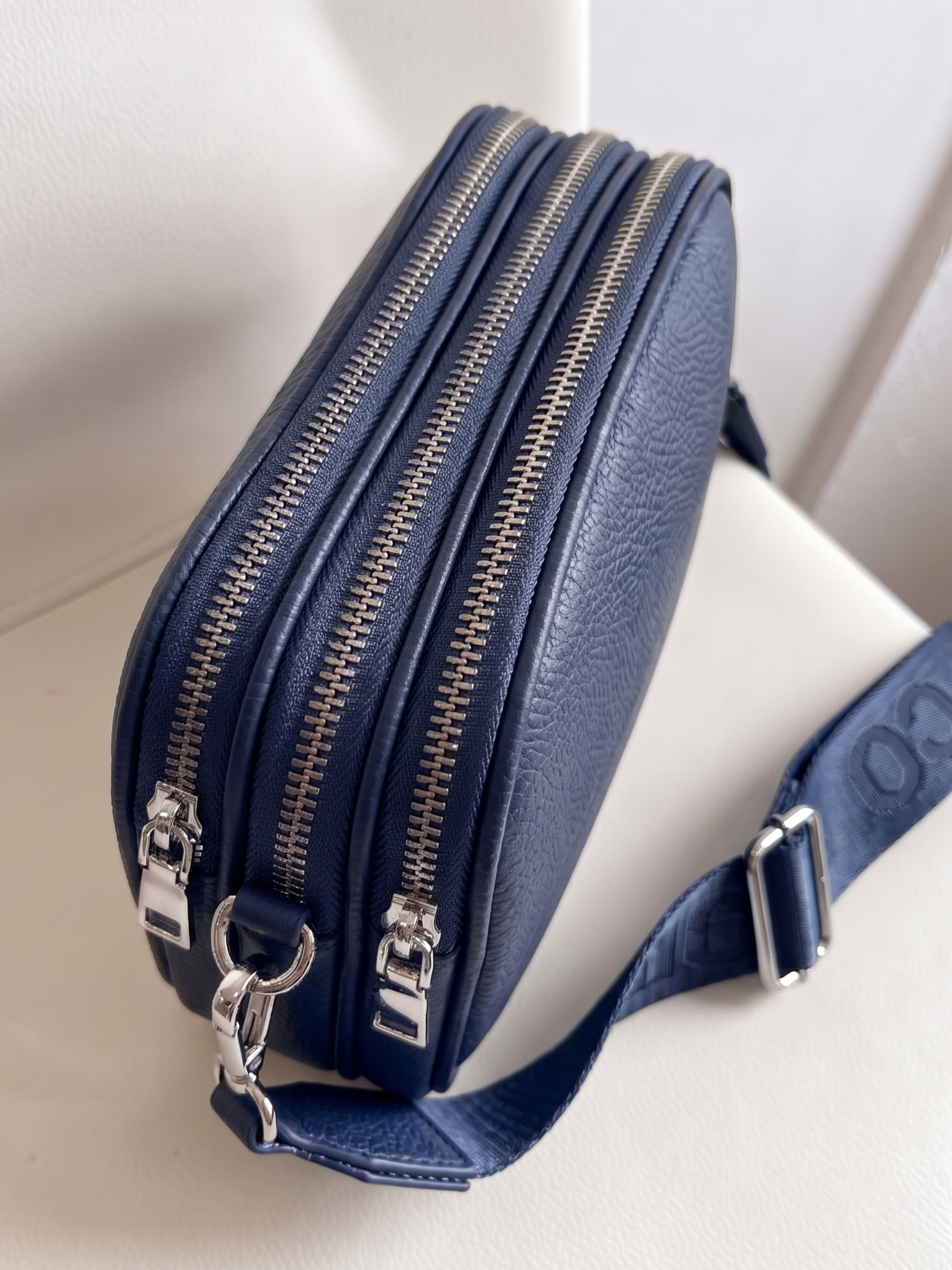 Tmavomodrá crossbody kabelka s 3 priehradkami - malá a praktická