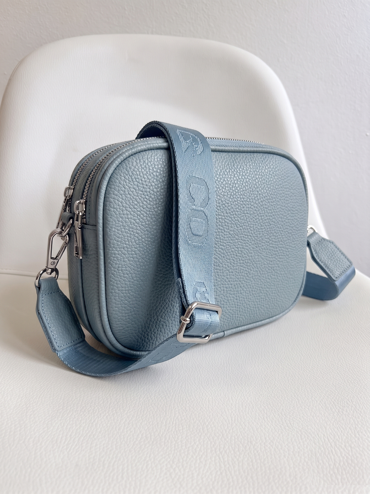 Modrá crossbody kabelka s 3 priehradkami - malá a praktická