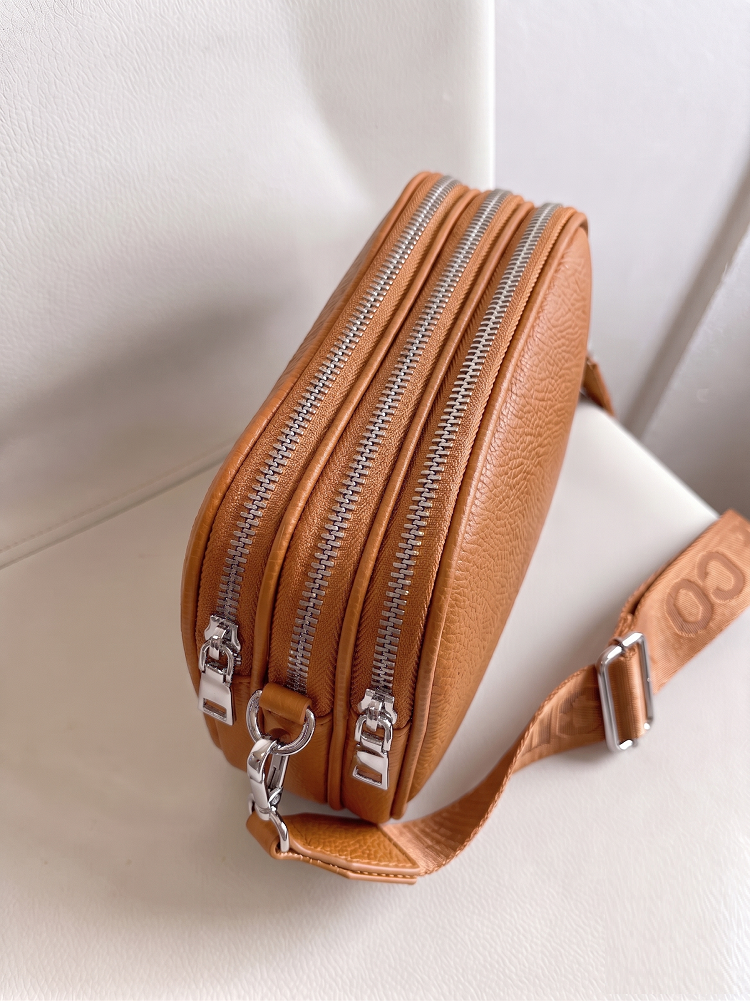 Hnedá crossbody kabelka s 3 priehradkami - malá a praktická