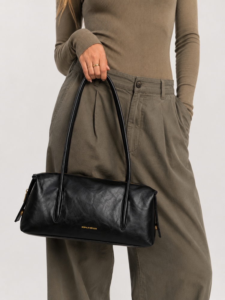 Trendová čierna kabelka na rameno – podlhovastý chic model