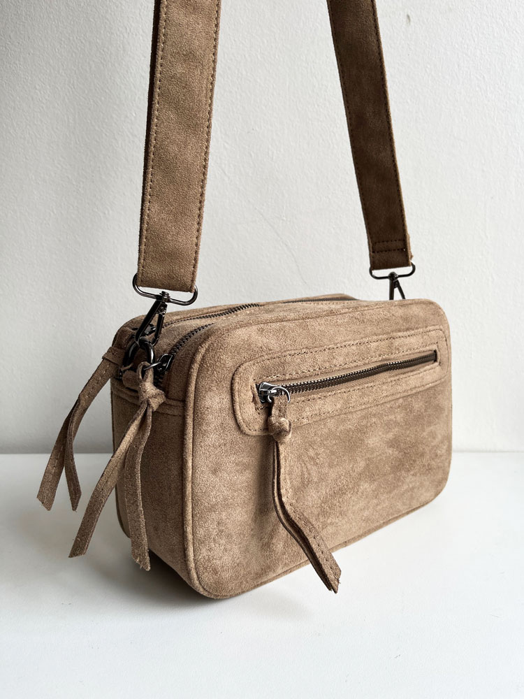 Hnedá semišová crossbody kabelka s dvoma priehradkami