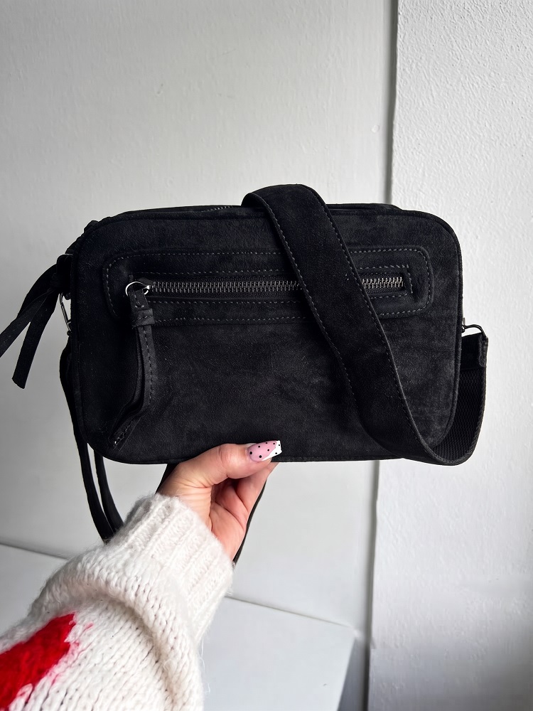 Čierna semišová crossbody kabelka s dvoma priehradkami